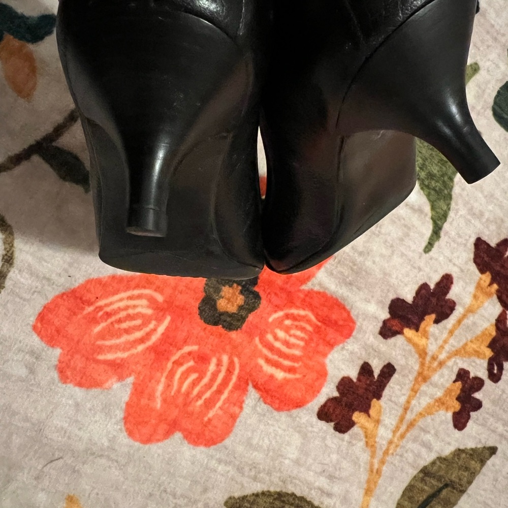 Like New Leather Kitten Heel Black Women's pumps - Picture 6 of 6